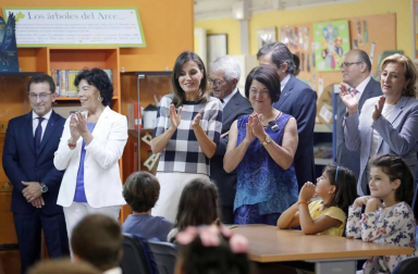 La reina Letizia ha presidido este miércoles en Oviedo el acto de apertura del curso escolar 2018-2019 en toda España, acto que ha tenido lugar en el colegio Baudilio Arce y en el Instituto doctor Fleming de Oviedo, centros públicos que se hallan próximos al de La Gesta, en el que ella estudió de pequeña.