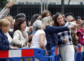 La reina Letizia ha presidido este miércoles en Oviedo el acto de apertura del curso escolar 2018-2019 en toda España, acto que ha tenido lugar en el colegio Baudilio Arce y en el Instituto doctor Fleming de Oviedo, centros públicos que se hallan próximos al de La Gesta, en el que ella estudió de pequeña.