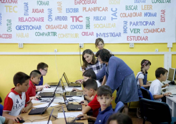 La reina Letizia ha presidido este miércoles en Oviedo el acto de apertura del curso escolar 2018-2019 en toda España, acto que ha tenido lugar en el colegio Baudilio Arce y en el Instituto doctor Fleming de Oviedo, centros públicos que se hallan próximos al de La Gesta, en el que ella estudió de pequeña.