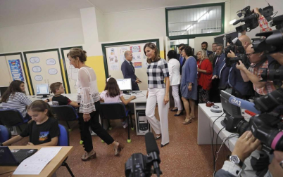 La reina Letizia ha presidido este miércoles en Oviedo el acto de apertura del curso escolar 2018-2019 en toda España, acto que ha tenido lugar en el colegio Baudilio Arce y en el Instituto doctor Fleming de Oviedo, centros públicos que se hallan próximos al de La Gesta, en el que ella estudió de pequeña.