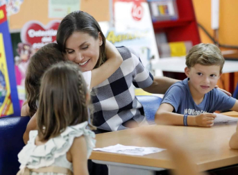 La reina Letizia ha presidido este miércoles en Oviedo el acto de apertura del curso escolar 2018-2019 en toda España, acto que ha tenido lugar en el colegio Baudilio Arce y en el Instituto doctor Fleming de Oviedo, centros públicos que se hallan próximos al de La Gesta, en el que ella estudió de pequeña.