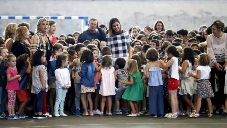 La reina Letizia ha presidido este miércoles en Oviedo el acto de apertura del curso escolar 2018-2019 en toda España, acto que ha tenido lugar en el colegio Baudilio Arce y en el Instituto doctor Fleming de Oviedo, centros públicos que se hallan próximos al de La Gesta, en el que ella estudió de pequeña.
