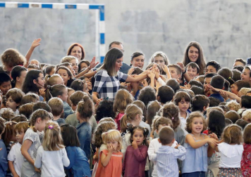 La reina Letizia ha presidido este miércoles en Oviedo el acto de apertura del curso escolar 2018-2019 en toda España, acto que ha tenido lugar en el colegio Baudilio Arce y en el Instituto doctor Fleming de Oviedo, centros públicos que se hallan próximos al de La Gesta, en el que ella estudió de pequeña.