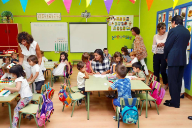 La reina Letizia ha presidido este miércoles en Oviedo el acto de apertura del curso escolar 2018-2019 en toda España, acto que ha tenido lugar en el colegio Baudilio Arce y en el Instituto doctor Fleming de Oviedo, centros públicos que se hallan próximos al de La Gesta, en el que ella estudió de pequeña.