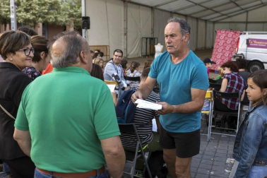 La plaza de Rafael Alberti de Ansoáin acogió la última propuesta teatral del grupo Trapu Zaharra, que hizo reír a los presentes con 'Sefiní' una historia en la que dos veteranos actores se ven abocados a vender su atrezzo e intentar una nueva aventura empresarial -el salchi auto- para poder salir adelante. Mayores y pequeños disfrutaron de esta propuesta cultural de teatro en la calle.