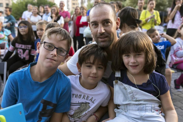 La plaza de Rafael Alberti de Ansoáin acogió la última propuesta teatral del grupo Trapu Zaharra, que hizo reír a los presentes con 'Sefiní' una historia en la que dos veteranos actores se ven abocados a vender su atrezzo e intentar una nueva aventura empresarial -el salchi auto- para poder salir adelante. Mayores y pequeños disfrutaron de esta propuesta cultural de teatro en la calle.