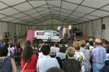 La plaza de Rafael Alberti de Ansoáin acogió la última propuesta teatral del grupo Trapu Zaharra, que hizo reír a los presentes con 'Sefiní' una historia en la que dos veteranos actores se ven abocados a vender su atrezzo e intentar una nueva aventura empresarial -el salchi auto- para poder salir adelante. Mayores y pequeños disfrutaron de esta propuesta cultural de teatro en la calle.