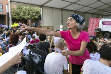 La plaza de Rafael Alberti de Ansoáin acogió la última propuesta teatral del grupo Trapu Zaharra, que hizo reír a los presentes con 'Sefiní' una historia en la que dos veteranos actores se ven abocados a vender su atrezzo e intentar una nueva aventura empresarial -el salchi auto- para poder salir adelante. Mayores y pequeños disfrutaron de esta propuesta cultural de teatro en la calle.