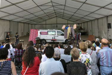 La plaza de Rafael Alberti de Ansoáin acogió la última propuesta teatral del grupo Trapu Zaharra, que hizo reír a los presentes con 'Sefiní' una historia en la que dos veteranos actores se ven abocados a vender su atrezzo e intentar una nueva aventura empresarial -el salchi auto- para poder salir adelante. Mayores y pequeños disfrutaron de esta propuesta cultural de teatro en la calle.