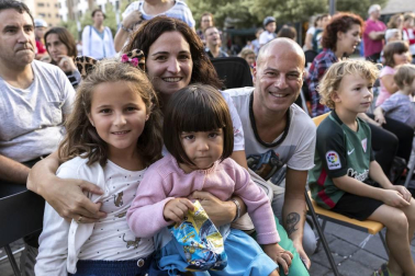 La plaza de Rafael Alberti de Ansoáin acogió la última propuesta teatral del grupo Trapu Zaharra, que hizo reír a los presentes con 'Sefiní' una historia en la que dos veteranos actores se ven abocados a vender su atrezzo e intentar una nueva aventura empresarial -el salchi auto- para poder salir adelante. Mayores y pequeños disfrutaron de esta propuesta cultural de teatro en la calle.