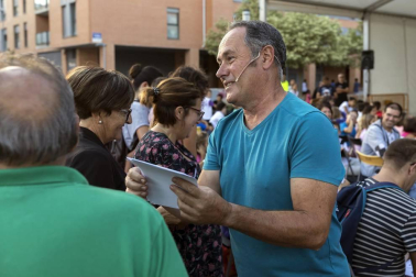 La plaza de Rafael Alberti de Ansoáin acogió la última propuesta teatral del grupo Trapu Zaharra, que hizo reír a los presentes con 'Sefiní' una historia en la que dos veteranos actores se ven abocados a vender su atrezzo e intentar una nueva aventura empresarial -el salchi auto- para poder salir adelante. Mayores y pequeños disfrutaron de esta propuesta cultural de teatro en la calle.