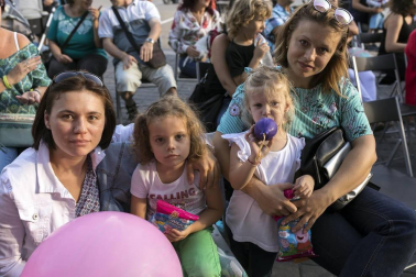 La plaza de Rafael Alberti de Ansoáin acogió la última propuesta teatral del grupo Trapu Zaharra, que hizo reír a los presentes con 'Sefiní' una historia en la que dos veteranos actores se ven abocados a vender su atrezzo e intentar una nueva aventura empresarial -el salchi auto- para poder salir adelante. Mayores y pequeños disfrutaron de esta propuesta cultural de teatro en la calle.