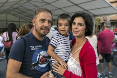 La plaza de Rafael Alberti de Ansoáin acogió la última propuesta teatral del grupo Trapu Zaharra, que hizo reír a los presentes con 'Sefiní' una historia en la que dos veteranos actores se ven abocados a vender su atrezzo e intentar una nueva aventura empresarial -el salchi auto- para poder salir adelante. Mayores y pequeños disfrutaron de esta propuesta cultural de teatro en la calle.