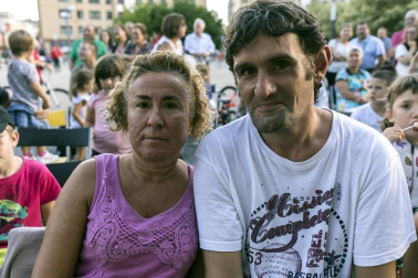 La plaza de Rafael Alberti de Ansoáin acogió la última propuesta teatral del grupo Trapu Zaharra, que hizo reír a los presentes con 'Sefiní' una historia en la que dos veteranos actores se ven abocados a vender su atrezzo e intentar una nueva aventura empresarial -el salchi auto- para poder salir adelante. Mayores y pequeños disfrutaron de esta propuesta cultural de teatro en la calle.