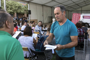 La plaza de Rafael Alberti de Ansoáin acogió la última propuesta teatral del grupo Trapu Zaharra, que hizo reír a los presentes con 'Sefiní' una historia en la que dos veteranos actores se ven abocados a vender su atrezzo e intentar una nueva aventura empresarial -el salchi auto- para poder salir adelante. Mayores y pequeños disfrutaron de esta propuesta cultural de teatro en la calle.