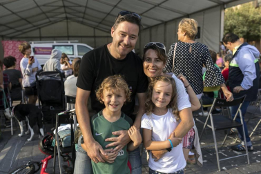 La plaza de Rafael Alberti de Ansoáin acogió la última propuesta teatral del grupo Trapu Zaharra, que hizo reír a los presentes con 'Sefiní' una historia en la que dos veteranos actores se ven abocados a vender su atrezzo e intentar una nueva aventura empresarial -el salchi auto- para poder salir adelante. Mayores y pequeños disfrutaron de esta propuesta cultural de teatro en la calle.