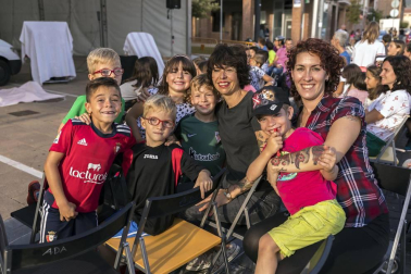 La plaza de Rafael Alberti de Ansoáin acogió la última propuesta teatral del grupo Trapu Zaharra, que hizo reír a los presentes con 'Sefiní' una historia en la que dos veteranos actores se ven abocados a vender su atrezzo e intentar una nueva aventura empresarial -el salchi auto- para poder salir adelante. Mayores y pequeños disfrutaron de esta propuesta cultural de teatro en la calle.