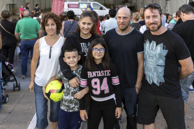 La plaza de Rafael Alberti de Ansoáin acogió la última propuesta teatral del grupo Trapu Zaharra, que hizo reír a los presentes con 'Sefiní' una historia en la que dos veteranos actores se ven abocados a vender su atrezzo e intentar una nueva aventura empresarial -el salchi auto- para poder salir adelante. Mayores y pequeños disfrutaron de esta propuesta cultural de teatro en la calle.