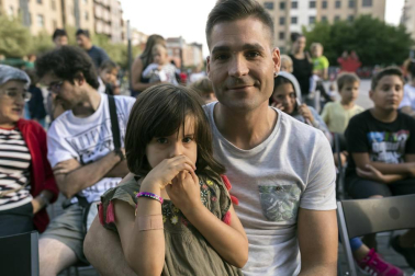 La plaza de Rafael Alberti de Ansoáin acogió la última propuesta teatral del grupo Trapu Zaharra, que hizo reír a los presentes con 'Sefiní' una historia en la que dos veteranos actores se ven abocados a vender su atrezzo e intentar una nueva aventura empresarial -el salchi auto- para poder salir adelante. Mayores y pequeños disfrutaron de esta propuesta cultural de teatro en la calle.