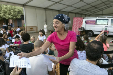 La plaza de Rafael Alberti de Ansoáin acogió la última propuesta teatral del grupo Trapu Zaharra, que hizo reír a los presentes con 'Sefiní' una historia en la que dos veteranos actores se ven abocados a vender su atrezzo e intentar una nueva aventura empresarial -el salchi auto- para poder salir adelante. Mayores y pequeños disfrutaron de esta propuesta cultural de teatro en la calle.