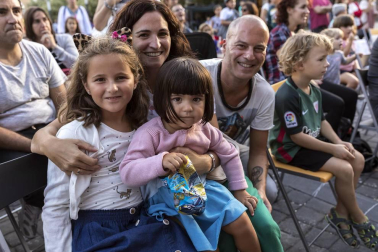 La plaza de Rafael Alberti de Ansoáin acogió la última propuesta teatral del grupo Trapu Zaharra, que hizo reír a los presentes con 'Sefiní' una historia en la que dos veteranos actores se ven abocados a vender su atrezzo e intentar una nueva aventura empresarial -el salchi auto- para poder salir adelante. Mayores y pequeños disfrutaron de esta propuesta cultural de teatro en la calle.