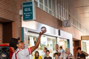 La asociación de comercio La Campana–Kanpaia Elkartea de Burlada ha organizado la sexta edición de 'La Noche del Vino y las Velas'. La cita fue el viernes 7 de septiembre y contó con la participación de 16 establecimientos. Descuentos especiales acompañaron la jornada y diferentes eventos dieron vida a los espacios comerciales, entre los que se incluyeron conciertos, talleres, charlas, degustaciones, concursos o una chocolatada.
