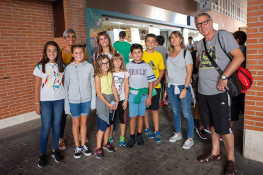 La asociación de comercio La Campana–Kanpaia Elkartea de Burlada ha organizado la sexta edición de 'La Noche del Vino y las Velas'. La cita fue el viernes 7 de septiembre y contó con la participación de 16 establecimientos. Descuentos especiales acompañaron la jornada y diferentes eventos dieron vida a los espacios comerciales, entre los que se incluyeron conciertos, talleres, charlas, degustaciones, concursos o una chocolatada.
