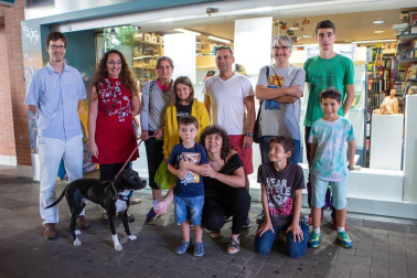 La asociación de comercio La Campana–Kanpaia Elkartea de Burlada ha organizado la sexta edición de 'La Noche del Vino y las Velas'. La cita fue el viernes 7 de septiembre y contó con la participación de 16 establecimientos. Descuentos especiales acompañaron la jornada y diferentes eventos dieron vida a los espacios comerciales, entre los que se incluyeron conciertos, talleres, charlas, degustaciones, concursos o una chocolatada.