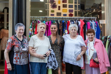 La asociación de comercio La Campana–Kanpaia Elkartea de Burlada ha organizado la sexta edición de 'La Noche del Vino y las Velas'. La cita fue el viernes 7 de septiembre y contó con la participación de 16 establecimientos. Descuentos especiales acompañaron la jornada y diferentes eventos dieron vida a los espacios comerciales, entre los que se incluyeron conciertos, talleres, charlas, degustaciones, concursos o una chocolatada.