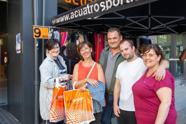 La asociación de comercio La Campana–Kanpaia Elkartea de Burlada ha organizado la sexta edición de 'La Noche del Vino y las Velas'. La cita fue el viernes 7 de septiembre y contó con la participación de 16 establecimientos. Descuentos especiales acompañaron la jornada y diferentes eventos dieron vida a los espacios comerciales, entre los que se incluyeron conciertos, talleres, charlas, degustaciones, concursos o una chocolatada.