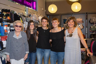 La asociación de comercio La Campana–Kanpaia Elkartea de Burlada ha organizado la sexta edición de 'La Noche del Vino y las Velas'. La cita fue el viernes 7 de septiembre y contó con la participación de 16 establecimientos. Descuentos especiales acompañaron la jornada y diferentes eventos dieron vida a los espacios comerciales, entre los que se incluyeron conciertos, talleres, charlas, degustaciones, concursos o una chocolatada.
