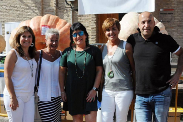 Un año más, y ya van diez, el Ayuntamiento de Valtierra ha organizado la tradicional Feria internacional de calabazas gigantes. El certamen, que se celebró el 8 de septiembre, volvió a aupar en el trono al valtierrano Rubén Mendi, que presentó una hermosa calabaza que superaba los setecientos kilos de peso.