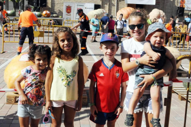 Un año más, y ya van diez, el Ayuntamiento de Valtierra ha organizado la tradicional Feria internacional de calabazas gigantes. El certamen, que se celebró el 8 de septiembre, volvió a aupar en el trono al valtierrano Rubén Mendi, que presentó una hermosa calabaza que superaba los setecientos kilos de peso.