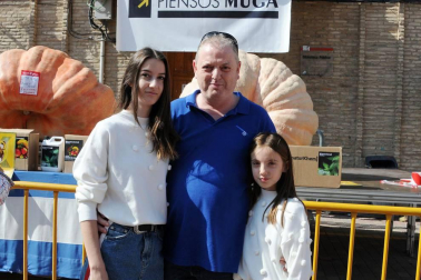 Un año más, y ya van diez, el Ayuntamiento de Valtierra ha organizado la tradicional Feria internacional de calabazas gigantes. El certamen, que se celebró el 8 de septiembre, volvió a aupar en el trono al valtierrano Rubén Mendi, que presentó una hermosa calabaza que superaba los setecientos kilos de peso.
