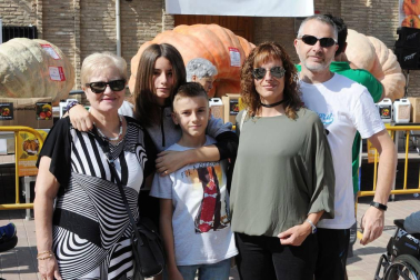 Un año más, y ya van diez, el Ayuntamiento de Valtierra ha organizado la tradicional Feria internacional de calabazas gigantes. El certamen, que se celebró el 8 de septiembre, volvió a aupar en el trono al valtierrano Rubén Mendi, que presentó una hermosa calabaza que superaba los setecientos kilos de peso.