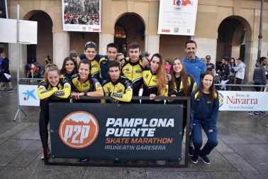 El pasado domingo se disputó la X Edición de la Maratón Pamplona-Puente La Reina, una prueba de patinaje de velocidad que está catalogada como la más dura del mundo. Este año 400 fueron los deportistas que salieron desde la Plaza del Castillo y 291 los que arribaron a la meta de Puente La Reina. Entre ellos, los más rápidos fueron la navarra Marta Ancín y el patinador galo Nolan Beddiaf.