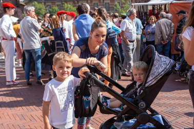 La celebración del Privilegio de la Unión tuvo en el sábado 8 de septiembre su día grande. Además de los actos institucionales, los pamploneses pudieron disfrutar en este día de un inmejorable ambiente por las calles del Casco Antiguo donde, además de la animación teatral y musical que recorrió cada rincón, se pudo visitar un inmenso mercado medieval en el que participaron ciento veinte puestos de artesanía y alimentación.