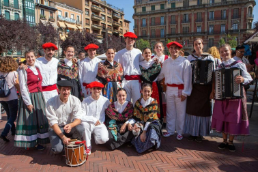 La celebración del Privilegio de la Unión tuvo en el sábado 8 de septiembre su día grande. Además de los actos institucionales, los pamploneses pudieron disfrutar en este día de un inmejorable ambiente por las calles del Casco Antiguo donde, además de la animación teatral y musical que recorrió cada rincón, se pudo visitar un inmenso mercado medieval en el que participaron ciento veinte puestos de artesanía y alimentación.