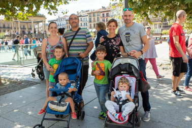La celebración del Privilegio de la Unión tuvo en el sábado 8 de septiembre su día grande. Además de los actos institucionales, los pamploneses pudieron disfrutar en este día de un inmejorable ambiente por las calles del Casco Antiguo donde, además de la animación teatral y musical que recorrió cada rincón, se pudo visitar un inmenso mercado medieval en el que participaron ciento veinte puestos de artesanía y alimentación.