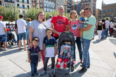 La celebración del Privilegio de la Unión tuvo en el sábado 8 de septiembre su día grande. Además de los actos institucionales, los pamploneses pudieron disfrutar en este día de un inmejorable ambiente por las calles del Casco Antiguo donde, además de la animación teatral y musical que recorrió cada rincón, se pudo visitar un inmenso mercado medieval en el que participaron ciento veinte puestos de artesanía y alimentación.