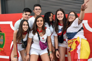 La celebración del pasacalles festivo denominado 'El Gigantón' es el plato fuerte de cada jornada festiva en Cintruénigo, un acto al que los cirboneros tiene especial cariño. La cámara de ¡Click! se acercó al celebrado el viernes para disfrutar del ambiente creado por la banda de música, la comparsa de gigantes y la charanga, además de familias y cuadrillas tanto de Cintruénigo como de pueblos de los alrededores.