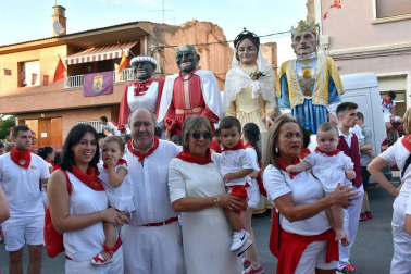 La celebración del pasacalles festivo denominado 'El Gigantón' es el plato fuerte de cada jornada festiva en Cintruénigo, un acto al que los cirboneros tiene especial cariño. La cámara de ¡Click! se acercó al celebrado el viernes para disfrutar del ambiente creado por la banda de música, la comparsa de gigantes y la charanga, además de familias y cuadrillas tanto de Cintruénigo como de pueblos de los alrededores.
