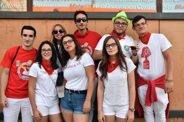 La celebración del pasacalles festivo denominado 'El Gigantón' es el plato fuerte de cada jornada festiva en Cintruénigo, un acto al que los cirboneros tiene especial cariño. La cámara de ¡Click! se acercó al celebrado el viernes para disfrutar del ambiente creado por la banda de música, la comparsa de gigantes y la charanga, además de familias y cuadrillas tanto de Cintruénigo como de pueblos de los alrededores.