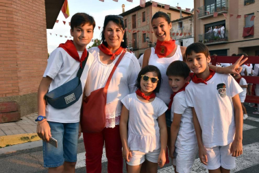 La celebración del pasacalles festivo denominado 'El Gigantón' es el plato fuerte de cada jornada festiva en Cintruénigo, un acto al que los cirboneros tiene especial cariño. La cámara de ¡Click! se acercó al celebrado el viernes para disfrutar del ambiente creado por la banda de música, la comparsa de gigantes y la charanga, además de familias y cuadrillas tanto de Cintruénigo como de pueblos de los alrededores.