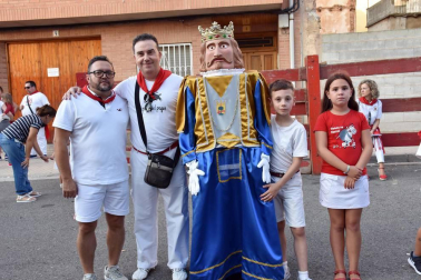 La celebración del pasacalles festivo denominado 'El Gigantón' es el plato fuerte de cada jornada festiva en Cintruénigo, un acto al que los cirboneros tiene especial cariño. La cámara de ¡Click! se acercó al celebrado el viernes para disfrutar del ambiente creado por la banda de música, la comparsa de gigantes y la charanga, además de familias y cuadrillas tanto de Cintruénigo como de pueblos de los alrededores.