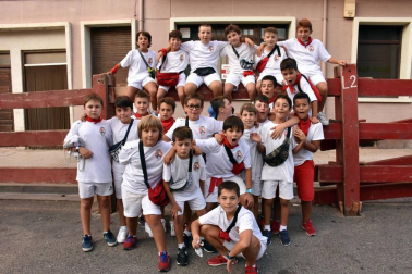 La celebración del pasacalles festivo denominado 'El Gigantón' es el plato fuerte de cada jornada festiva en Cintruénigo, un acto al que los cirboneros tiene especial cariño. La cámara de ¡Click! se acercó al celebrado el viernes para disfrutar del ambiente creado por la banda de música, la comparsa de gigantes y la charanga, además de familias y cuadrillas tanto de Cintruénigo como de pueblos de los alrededores.