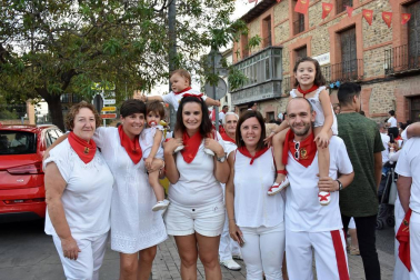 La celebración del pasacalles festivo denominado 'El Gigantón' es el plato fuerte de cada jornada festiva en Cintruénigo, un acto al que los cirboneros tiene especial cariño. La cámara de ¡Click! se acercó al celebrado el viernes para disfrutar del ambiente creado por la banda de música, la comparsa de gigantes y la charanga, además de familias y cuadrillas tanto de Cintruénigo como de pueblos de los alrededores.
