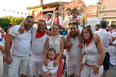 La celebración del pasacalles festivo denominado 'El Gigantón' es el plato fuerte de cada jornada festiva en Cintruénigo, un acto al que los cirboneros tiene especial cariño. La cámara de ¡Click! se acercó al celebrado el viernes para disfrutar del ambiente creado por la banda de música, la comparsa de gigantes y la charanga, además de familias y cuadrillas tanto de Cintruénigo como de pueblos de los alrededores.