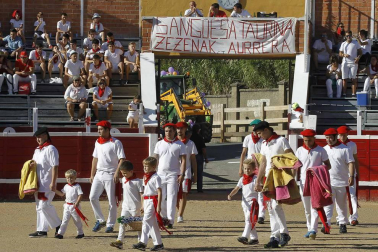 Los jóvenes de Sangüesa se reunieron para comer disfrazados e ir a la plaza de toros