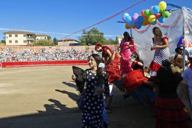 Los jóvenes de Sangüesa se reunieron para comer disfrazados e ir a la plaza de toros